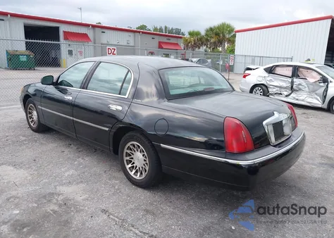 2002 Lincoln Town Car Signature z USA, uszkodzony, nr VIN 1LNHM82W52Y609057